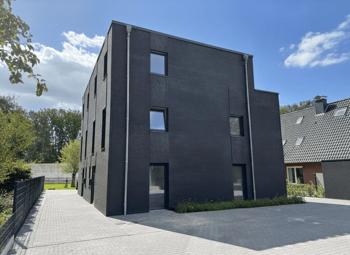 Moderne Doppelhaushälfte mit anthrazitfarbener Klinkerfassade in Münster-Mauritz